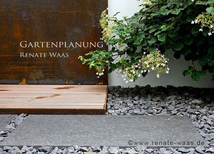 Corten Basalt gartenplanung moderner Garten Materialien Renate Waas