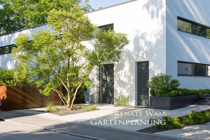 Gartenplanung Gartenarchitekt Gartengestaltung Renate-Waas Muenchen moderner Vorgarten Dachau Fuerstenfeldbruck Bad-Aibling