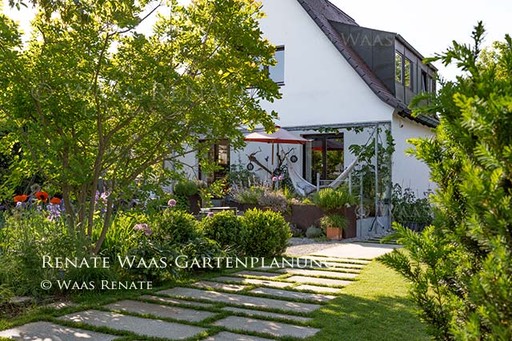 Gartenplanung Landhausgarten Gartengestaltung Gartenbau Renate Waas Muenchen Dachau Fuerstenfeldbruck Germering Gauting Zufahrt Rasenpflaster