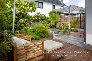 Gartenplanung Muenchen pflegeleichter Garten Gartendesign Gartengestaltung Gartenplaner Catalpa Holzdeck Sonnenschirm Bank Gneis Gartenoase Stadtgarten Pergola