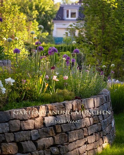 Gartenplanung Urlaub Garten Gartendesign Renate Waas Trockenmauer pflegeleichter Garten Muenchen