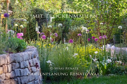 Hanggarten Gartenplanung Urlaub Garten Gartendesign Renate Waas Trockenmauer pflegeleichter Garten Muenchen