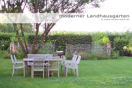moderner+Landhausgarten+Sitzplatz+Schatten+Bauerngarten+Zaun